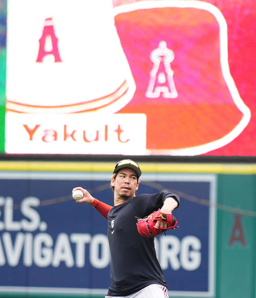 エンゼルス対ツインズ　試合前、キャッチボールで調整するツインズ前田（撮影・菅敏）