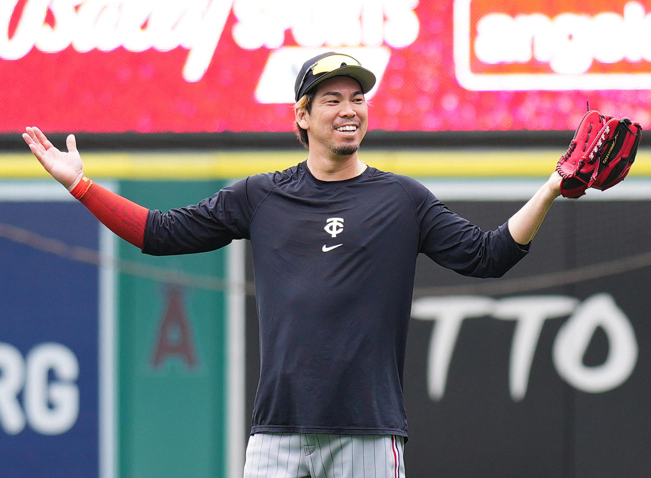 エンゼルス対ツインズ　試合前、笑顔で調整するツインズ前田（撮影・菅敏）