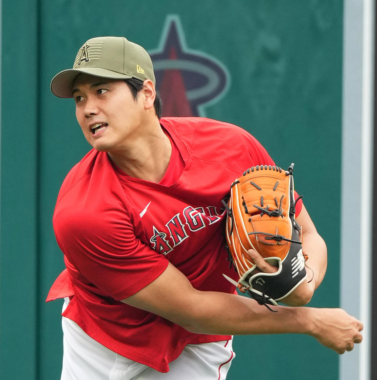 エンゼルス対ツインズ　試合前、軍関係者への敬意を表した帽子をかぶり、練習する大谷（撮影・菅敏）