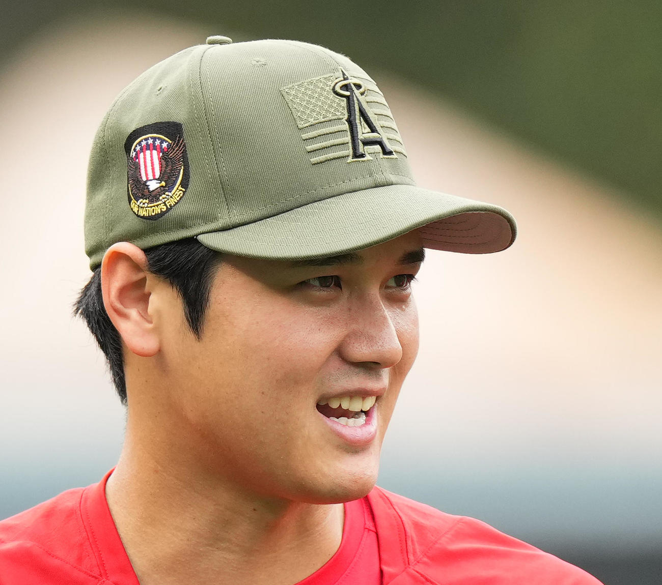 エンゼルス対ツインズ　試合前、軍関係者への敬意を表した帽子をかぶり、練習する大谷（撮影・菅敏）