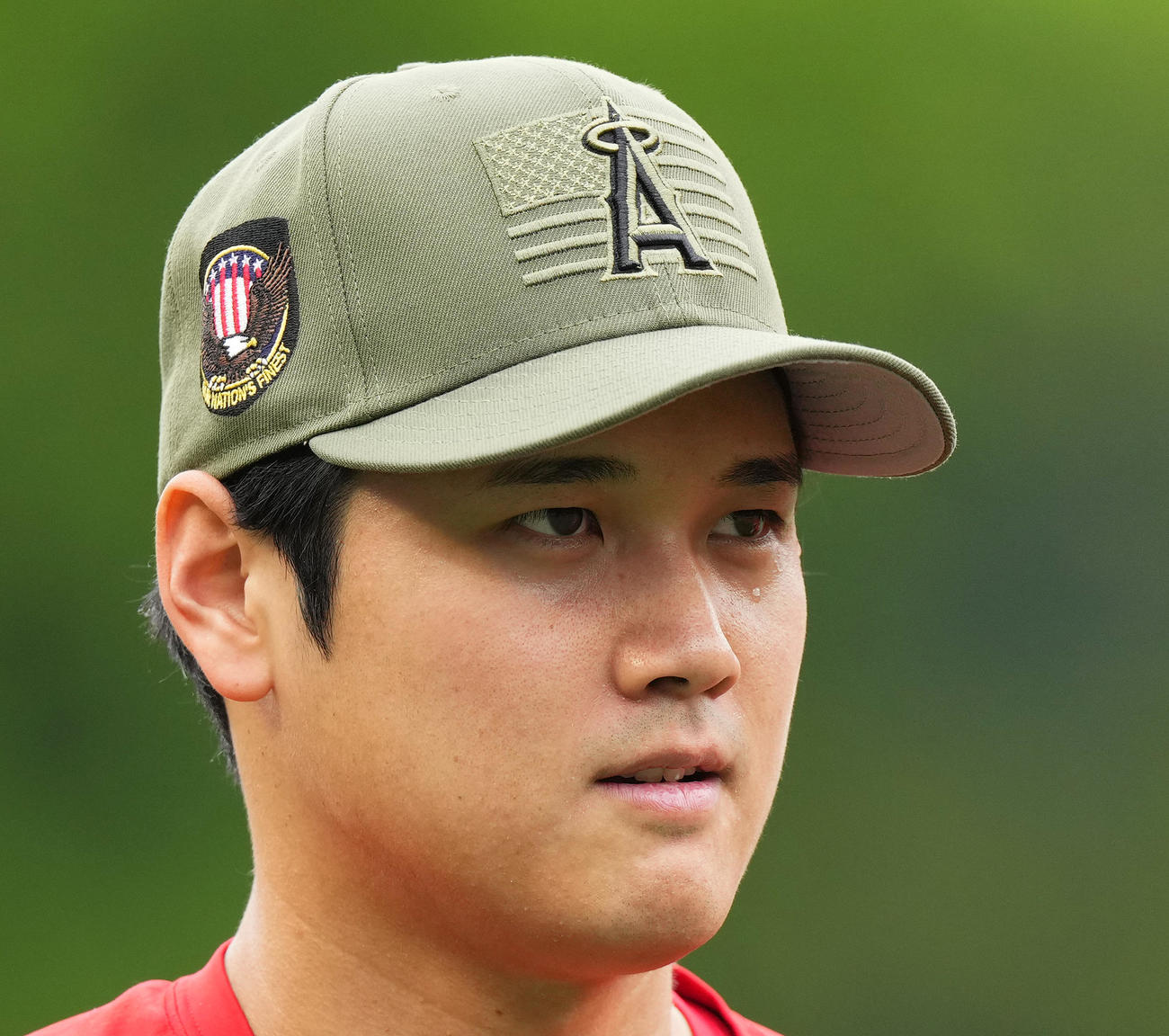 エンゼルス対ツインズ　試合前、軍関係者への敬意を表した帽子をかぶり、練習する大谷（撮影・菅敏）