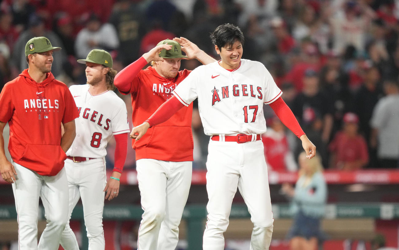 エンゼルス対ツインズ　ツインズに勝利し、ナインを笑顔で迎える大谷（右端）（撮影・菅敏）