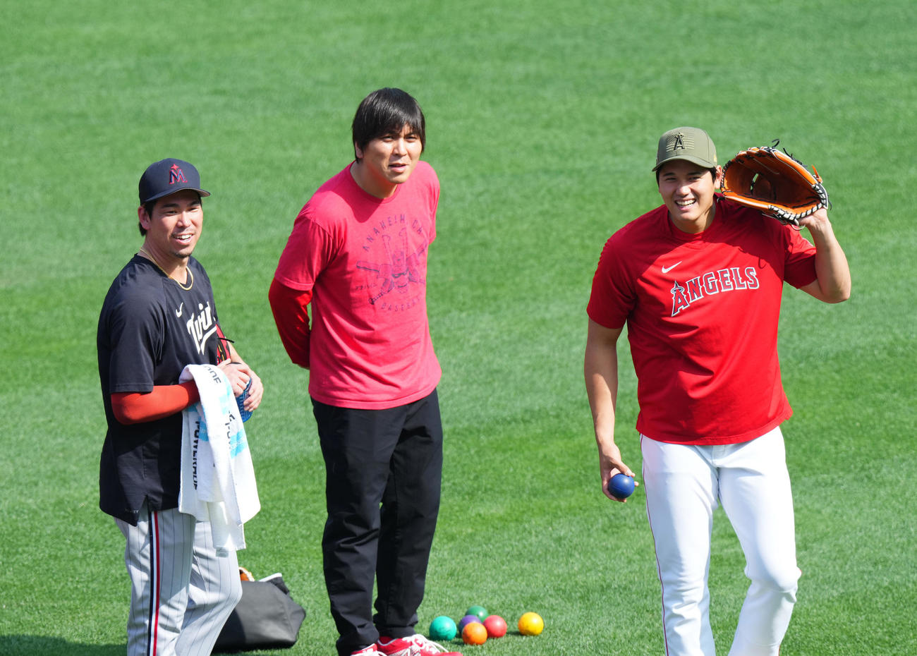 エンゼルス対ツインズ　試合前、ツインズ前田（左）に握手と談笑するエンゼルス大谷（撮影・菅敏）