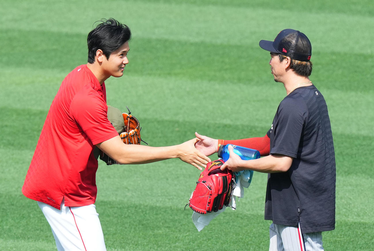 エンゼルス対ツインズ　試合前、ツインズ前田（右）に握手であいさつするエンゼルス大谷（撮影・菅敏）