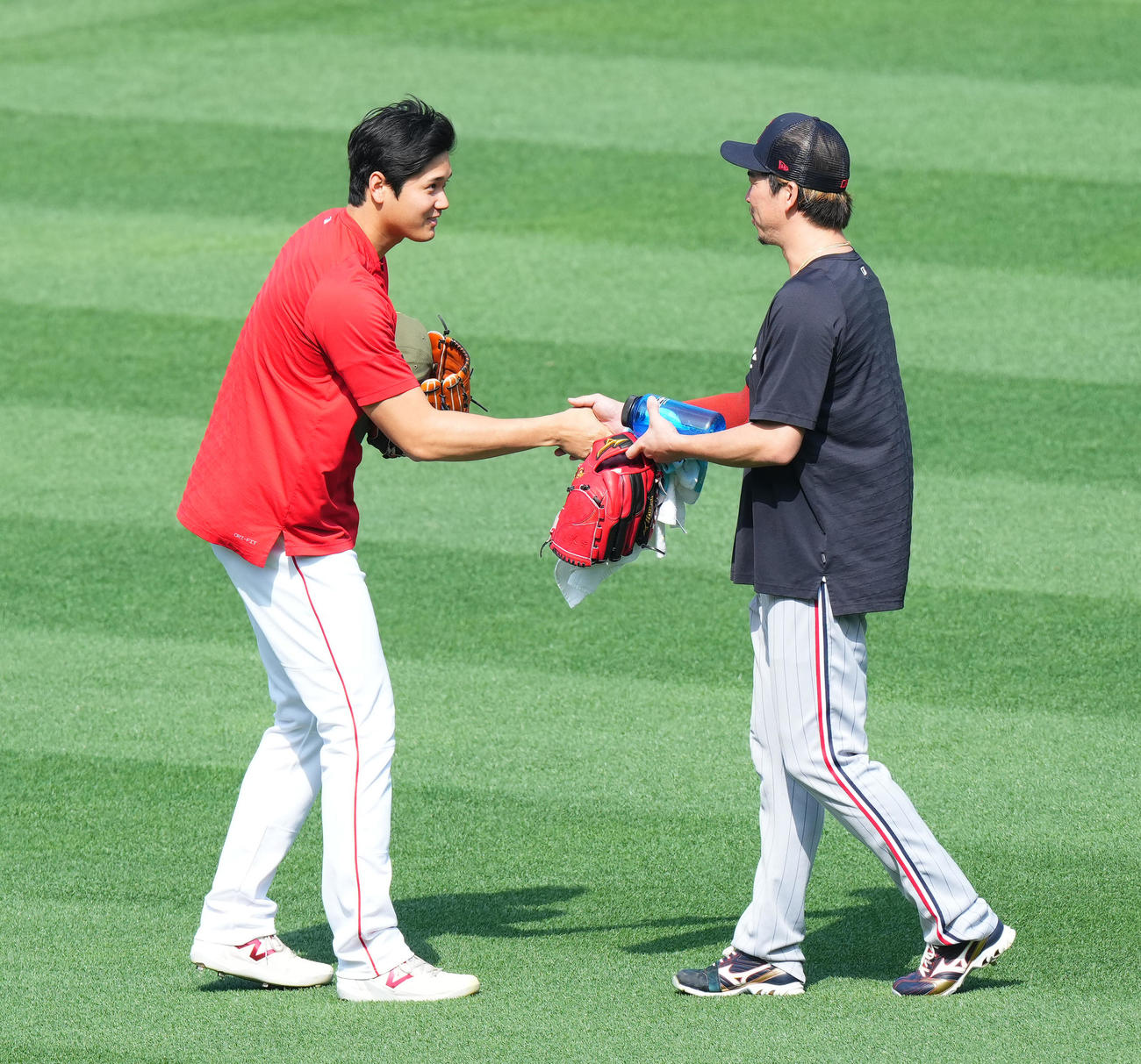エンゼルス対ツインズ　試合前、ツインズ前田（右）に握手であいさつするエンゼルス大谷（撮影・菅敏）