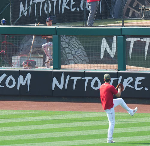 エンゼルス対ツインズ　試合前、キャッチボールをするエンゼルス大谷（手前）を背にブルペンで投球練習をするツインズ前田（撮影・菅敏）