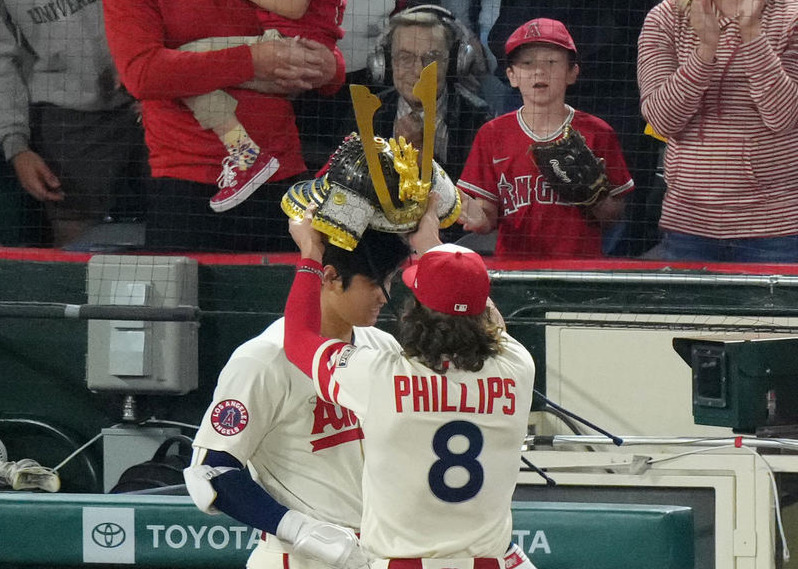フィリップス（右）からかぶとをかぶせられる大谷翔平（2023年4月26日撮影）