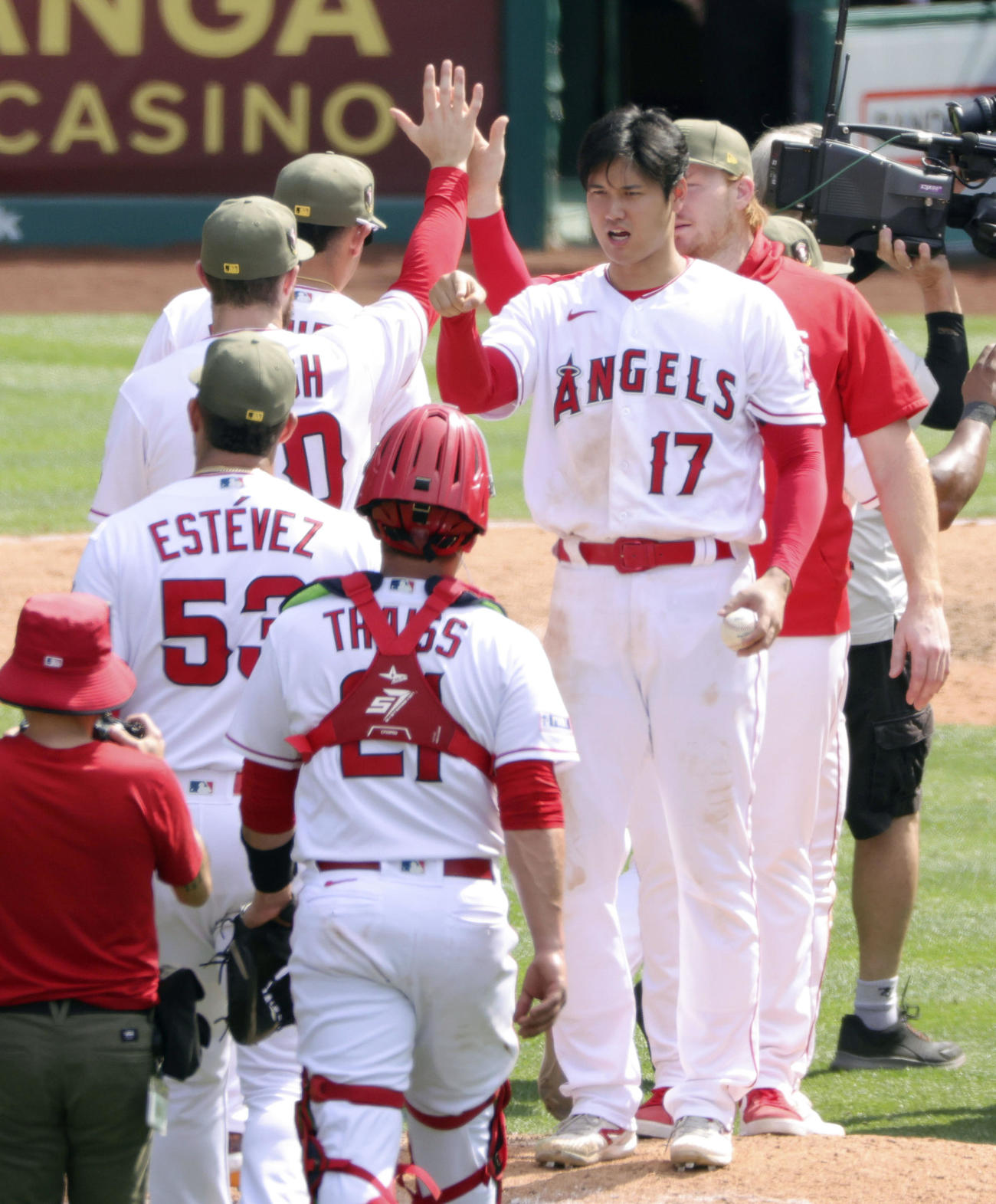 ツインズに勝利し、チームメートを迎えるエンゼルス・大谷翔平（共同）