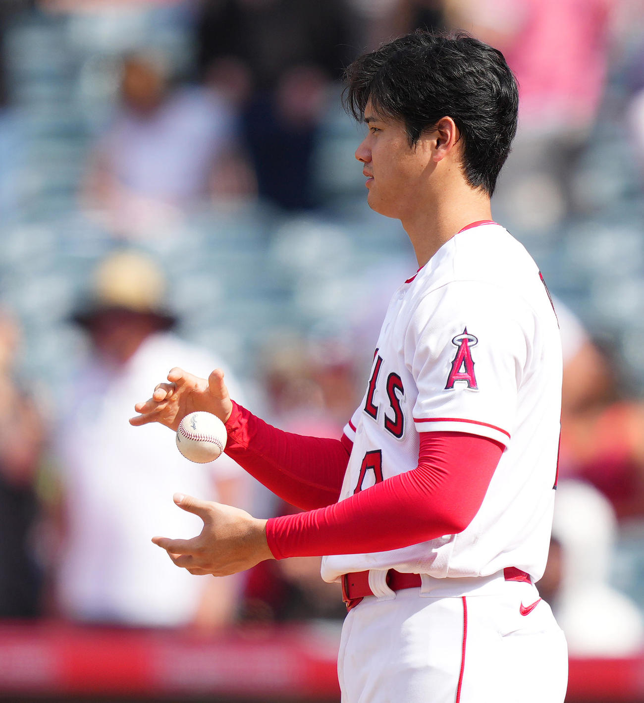 ツインズの勝利し、レンフローから送られたウイングボールを手にする大谷（撮影・菅敏）