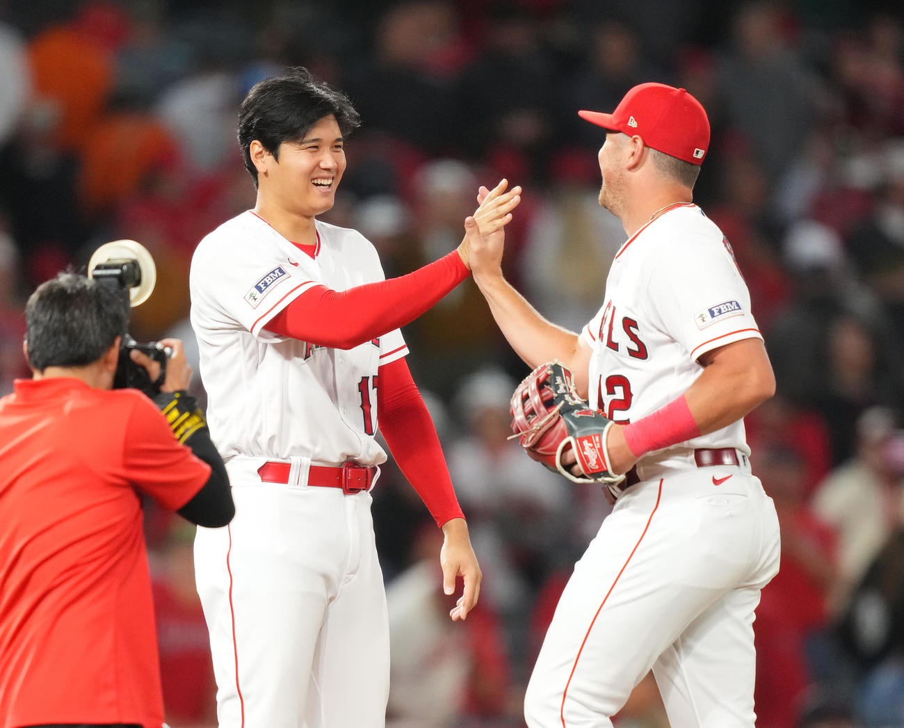 レッドソックスに勝利し、レンフロー（右）をタッチで迎える大谷（撮影・菅敏）