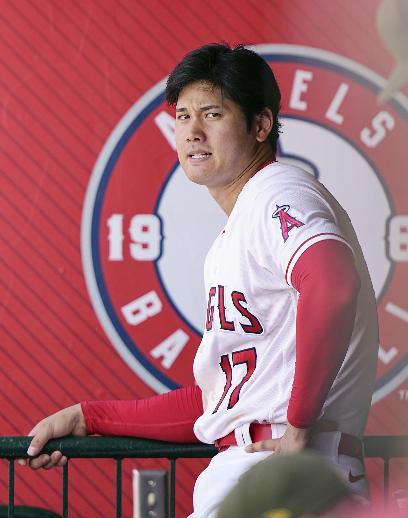 ツインズ戦のベンチのエンゼルス・大谷翔平（共同）