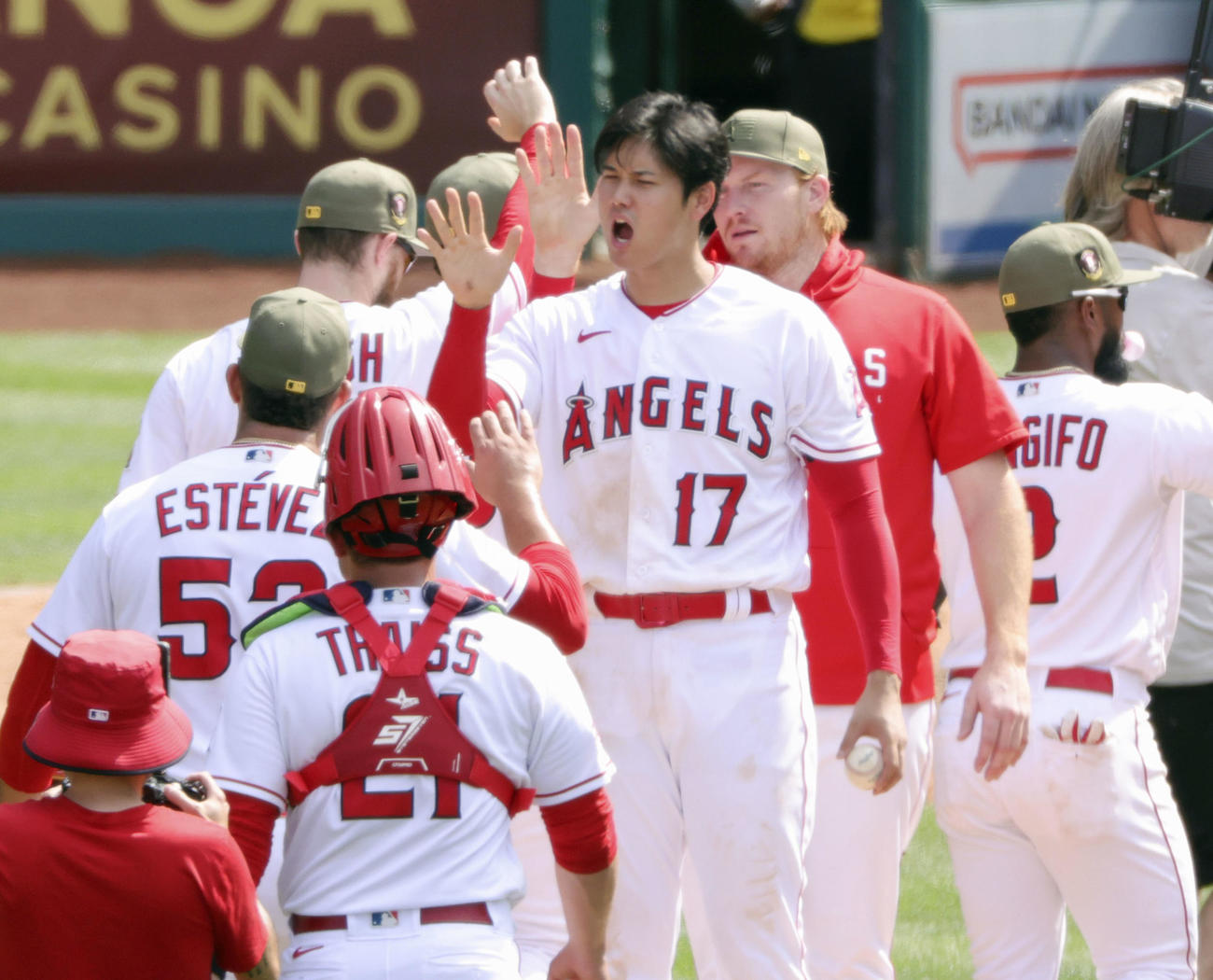 ツインズに勝利し、チームメートを迎えるエンゼルス・大谷翔平（共同）