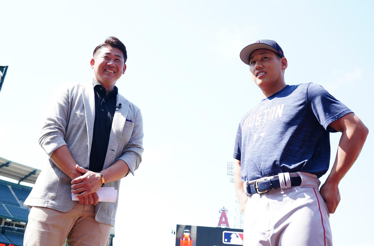 エンゼルス対レッドソックス　試合前、松坂氏（左）と談笑するレッドソックス吉田（撮影・菅敏）