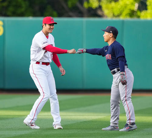 大谷翔平、侍の盟友・吉田正尚とグータッチで再会喜ぶ WBC以来約1カ月