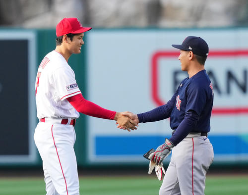 大谷翔平、侍の盟友・吉田正尚とグータッチで再会喜ぶ WBC以来約1カ月