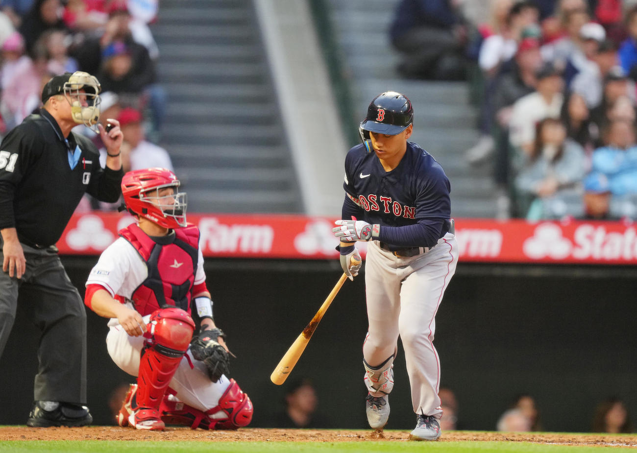 エンゼルス対レッドソックス　3回表レッドソックス1死、中飛に倒れる吉田（撮影・菅敏）