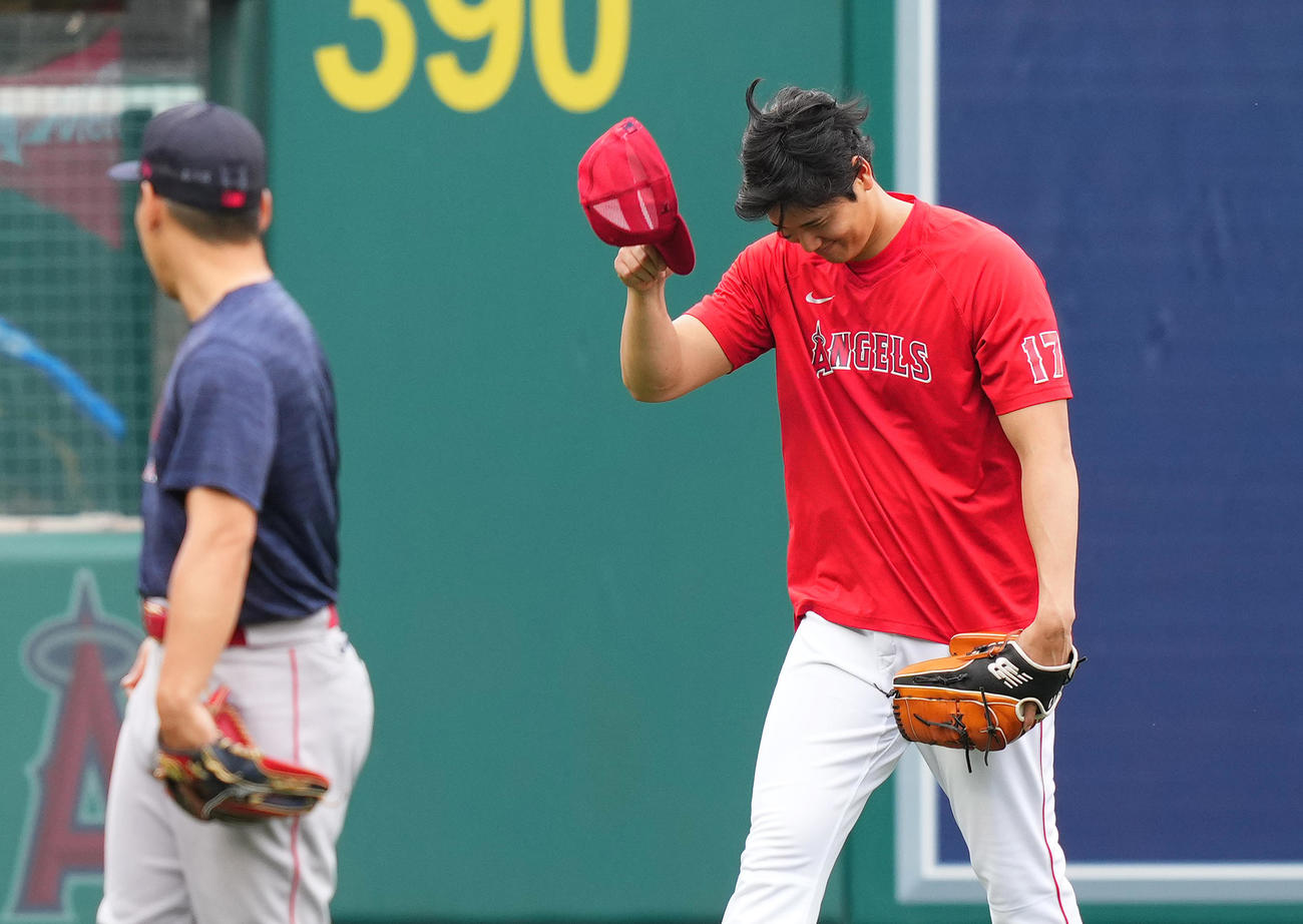 エンゼルス対レッドソックス　試合前の練習を終え引き揚げるエンゼルス大谷は、レッドソックス吉田（左）にあいさつする（撮影・菅敏）