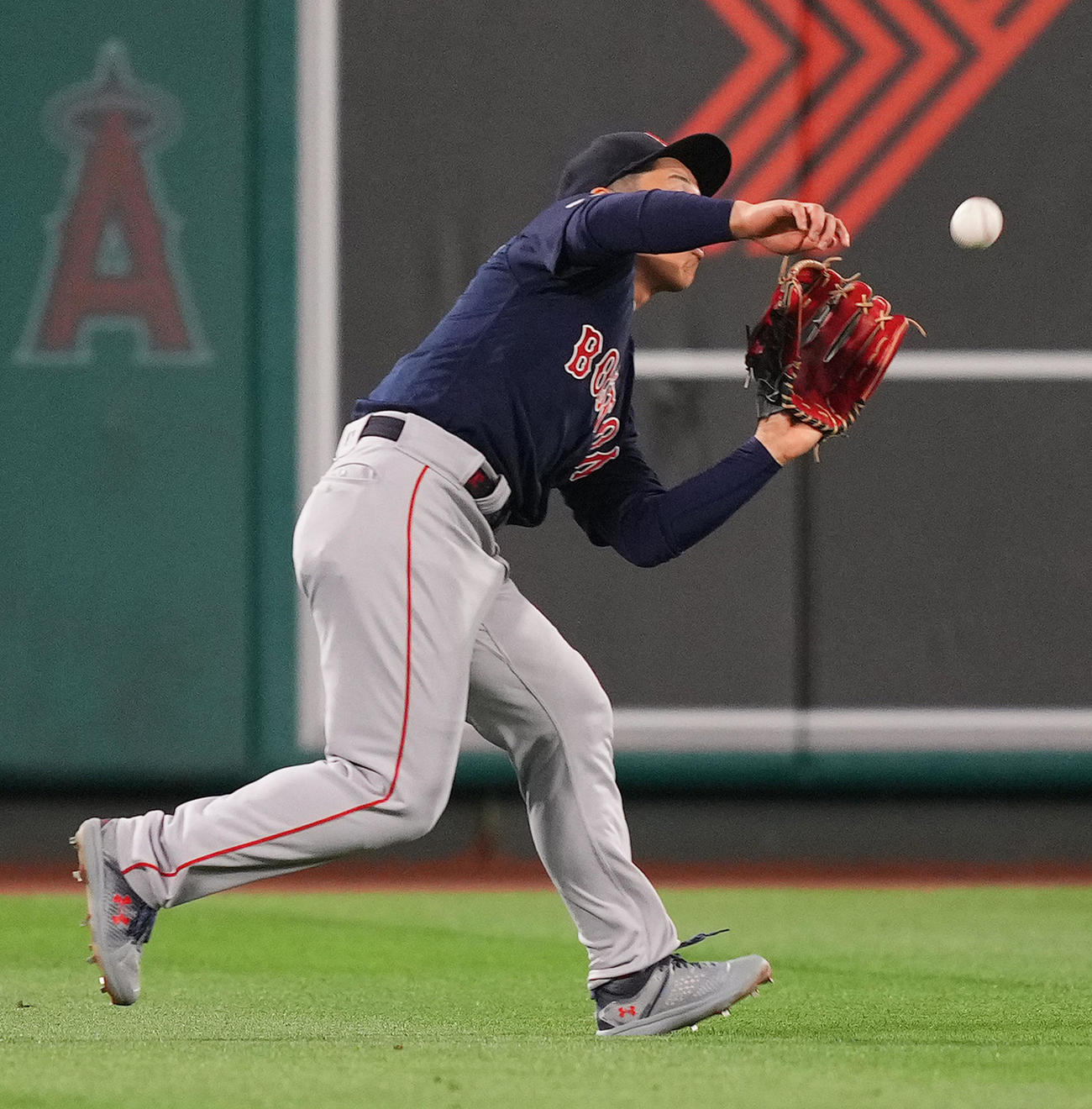 エンゼルス対レッドソックス　6回裏エンゼルス無死、大谷の左飛の打球を捕球する吉田（撮影・菅敏）