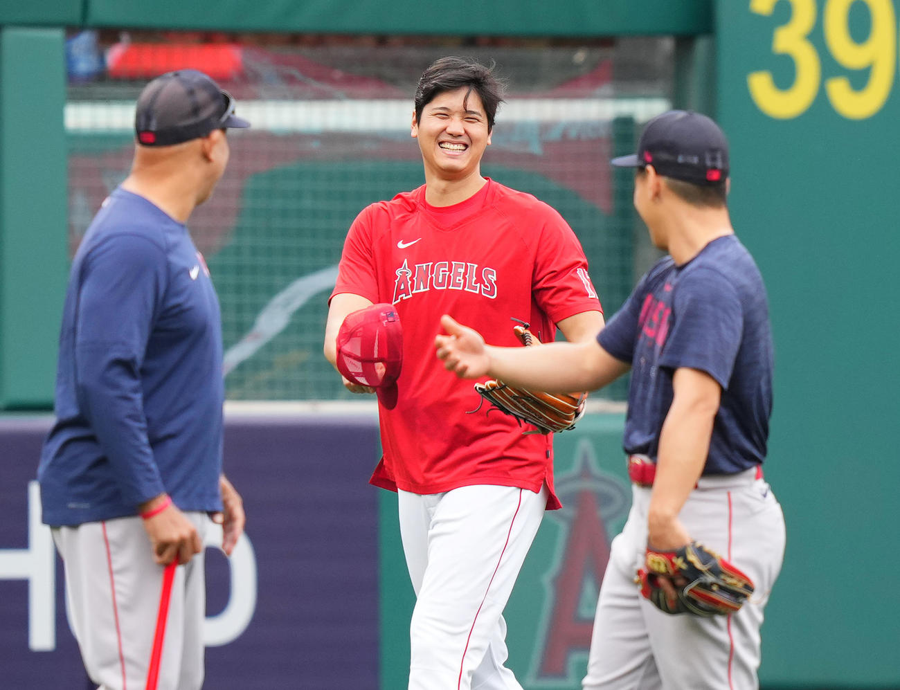 エンゼルス対レッドソックス　試合前の練習を終え引き揚げるエンゼルス大谷は、レッドソックス吉田（右）とコーラ監督（左）にあいさつする（撮影・菅敏）