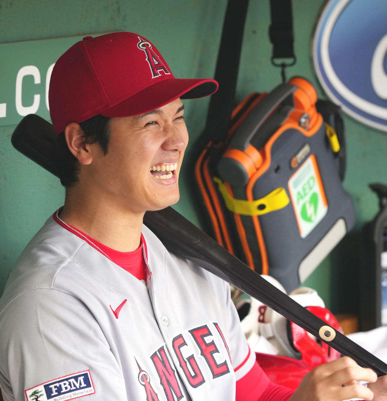 ベンチで笑顔を見せるエンゼルス大谷翔平（2023年4月撮影）