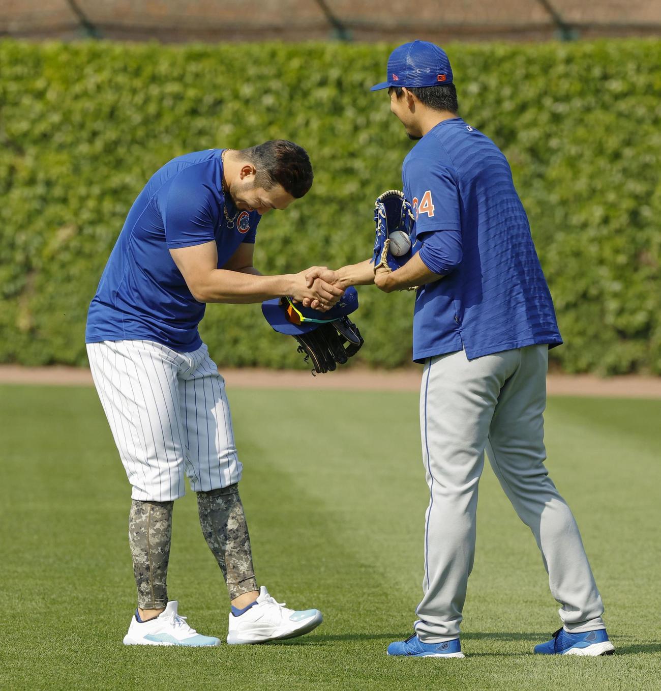 試合前、握手を交わすカブス鈴木（左）とメッツ千賀（共同）