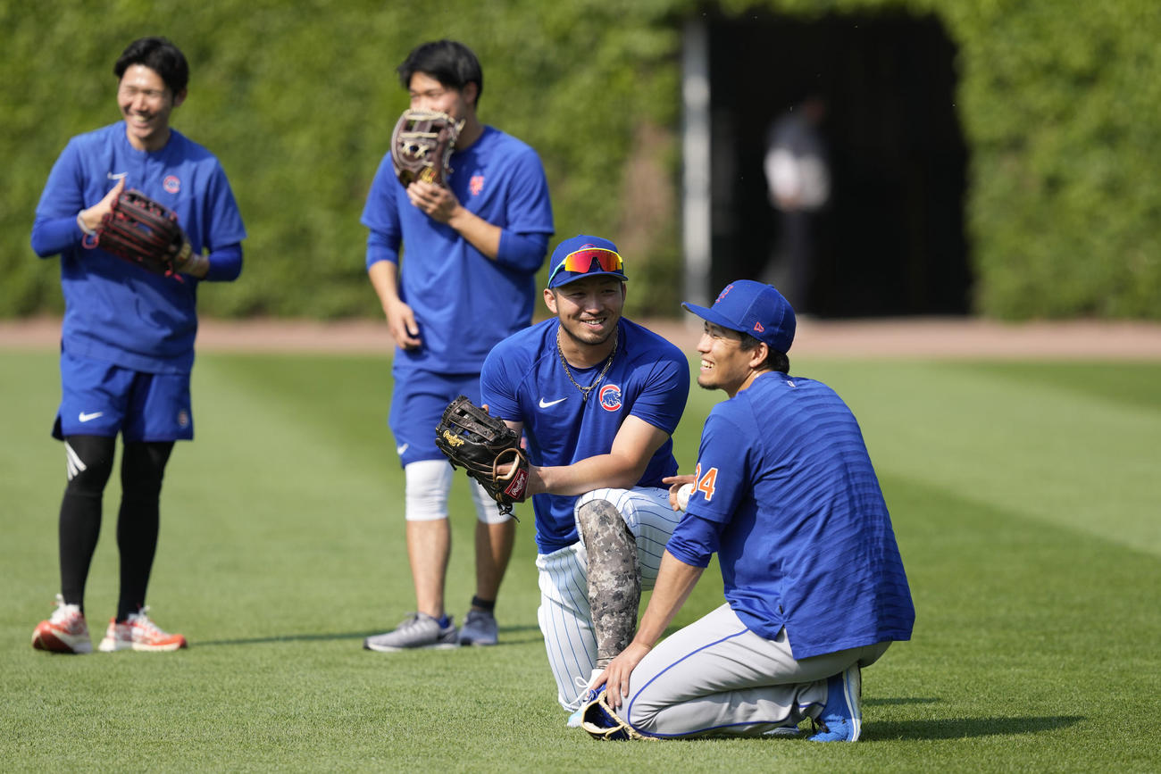試合前、談笑するカブス鈴木（左）とメッツ千賀（AP）