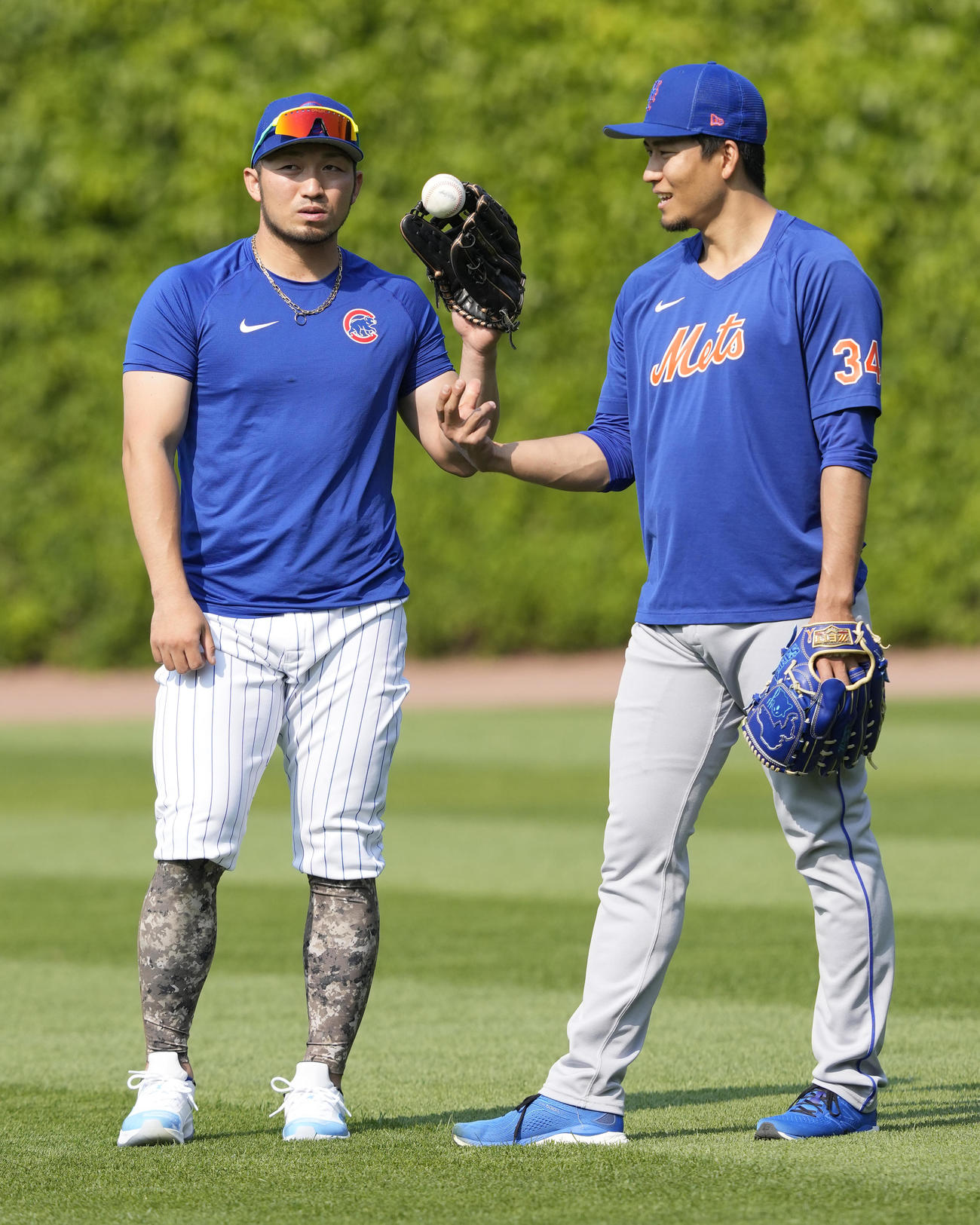 試合前、談笑するカブス鈴木（左）とメッツ千賀（AP）