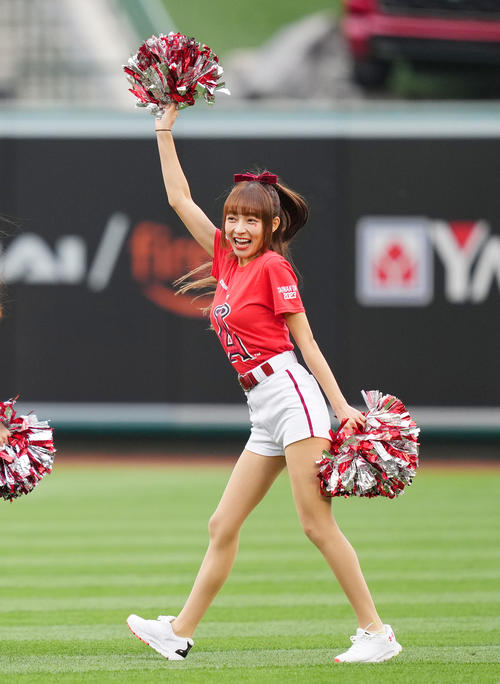 エンゼルス対レッドソックス　試合前、かわいらしいダンスで盛り上げる楽天ガールズのリン・シャン（撮影・菅敏）
