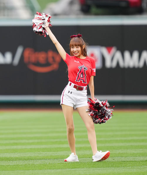 エンゼルス対レッドソックス　試合前、かわいらしいダンスで盛り上げる楽天ガールズのリン・シャン（撮影・菅敏）