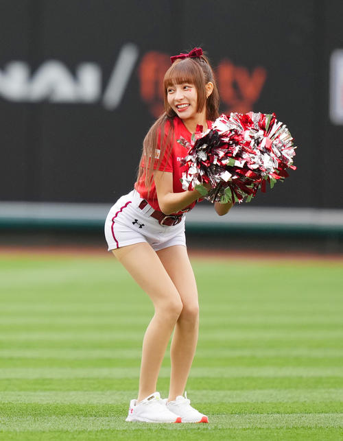 エンゼルス対レッドソックス　試合前、かわいらしいダンスで盛り上げる楽天ガールズのリン・シャン（撮影・菅敏）
