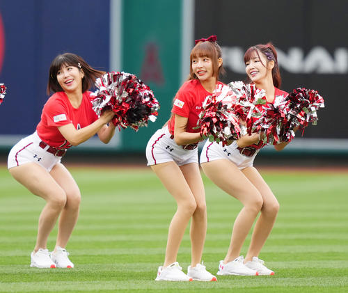 エンゼルス対レッドソックス　試合前、かわいらしいダンスで盛り上げる楽天ガールズのリン・シャン（中央）（撮影・菅敏）