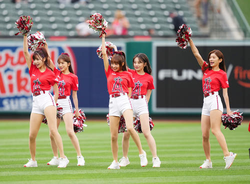 エンゼルス対レッドソックス　試合前、かわいらしいダンスで盛り上げる楽天ガールズのリン・シャン（左から3人目）（撮影・菅敏）