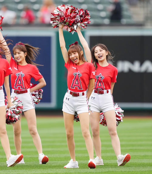 エンゼルス対レッドソックス　試合前、かわいらしいダンスで盛り上げる楽天ガールズのリン・シャン（中央）（撮影・菅敏）