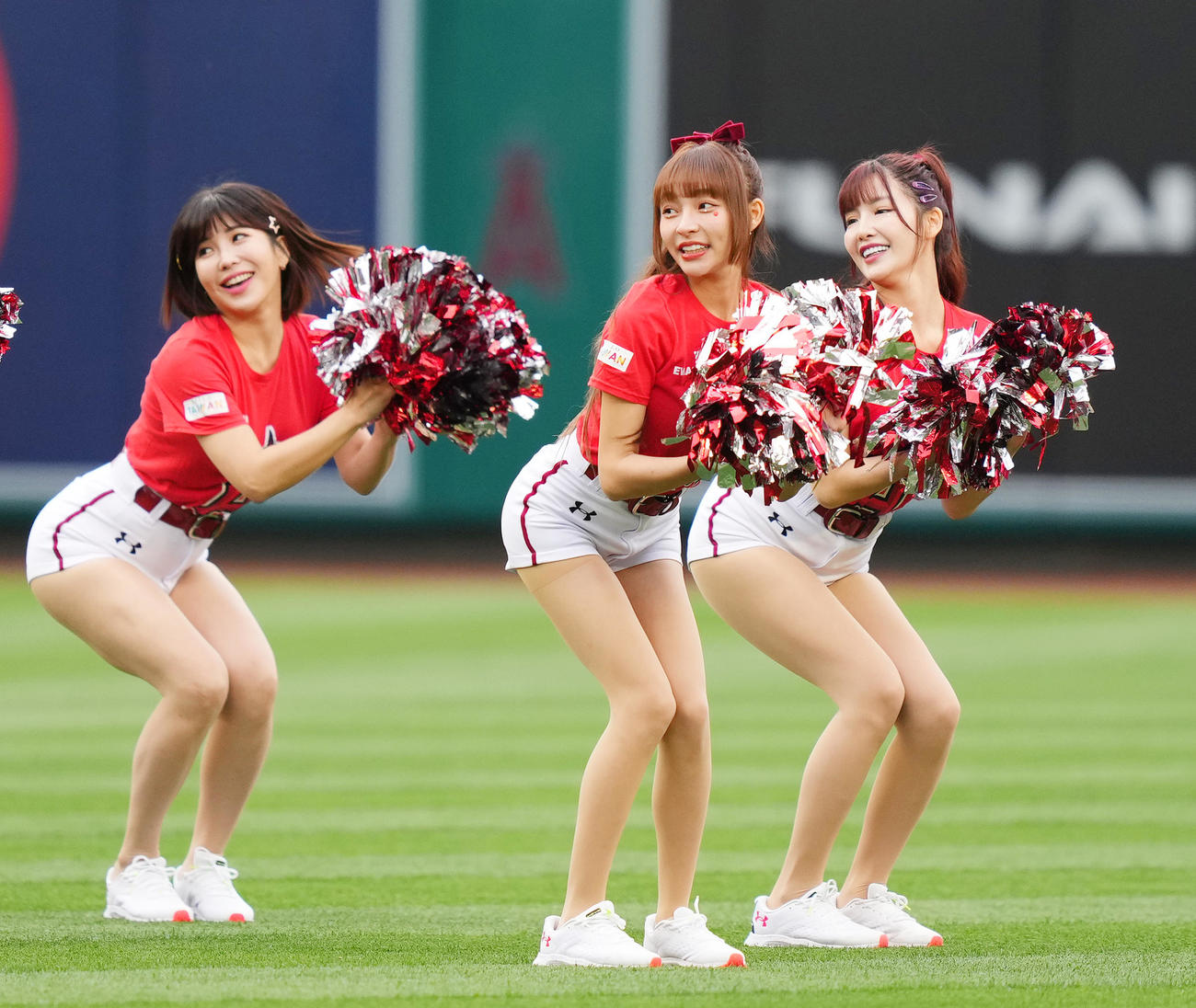 エンゼルス対レッドソックス　試合前、かわいらしいダンスで盛り上げる楽天ガールズのリン・シャン（中央）（撮影・菅敏）