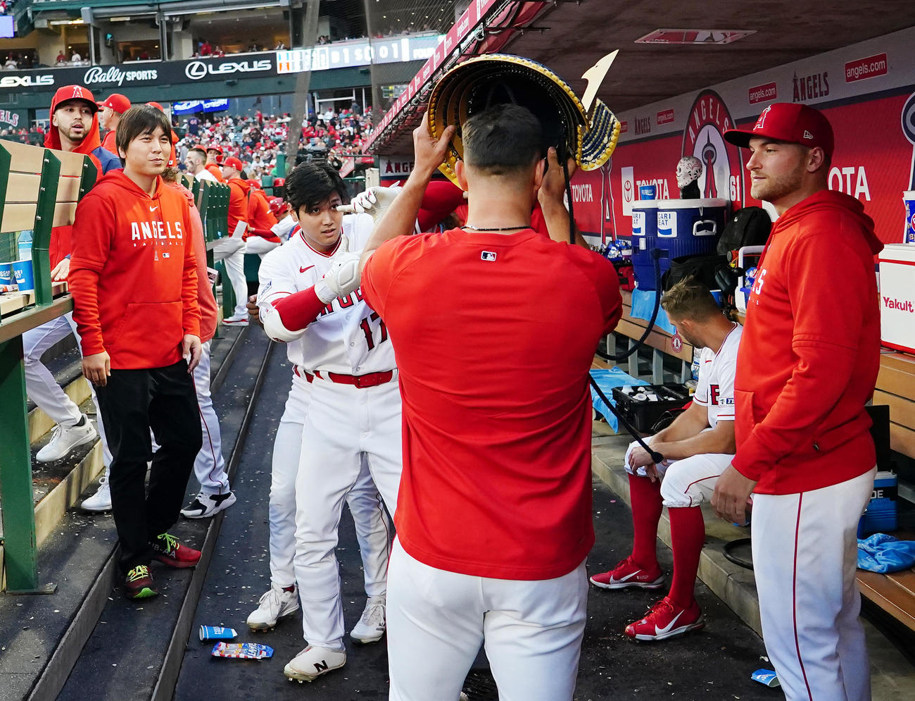 エンゼルス対レッドソックス　3回裏エンゼルス1死、左中間に12号ソロ本塁打を放ち、渡したかぶとをかぶるナインを前にする大谷（左から2人目）（撮影・菅敏）