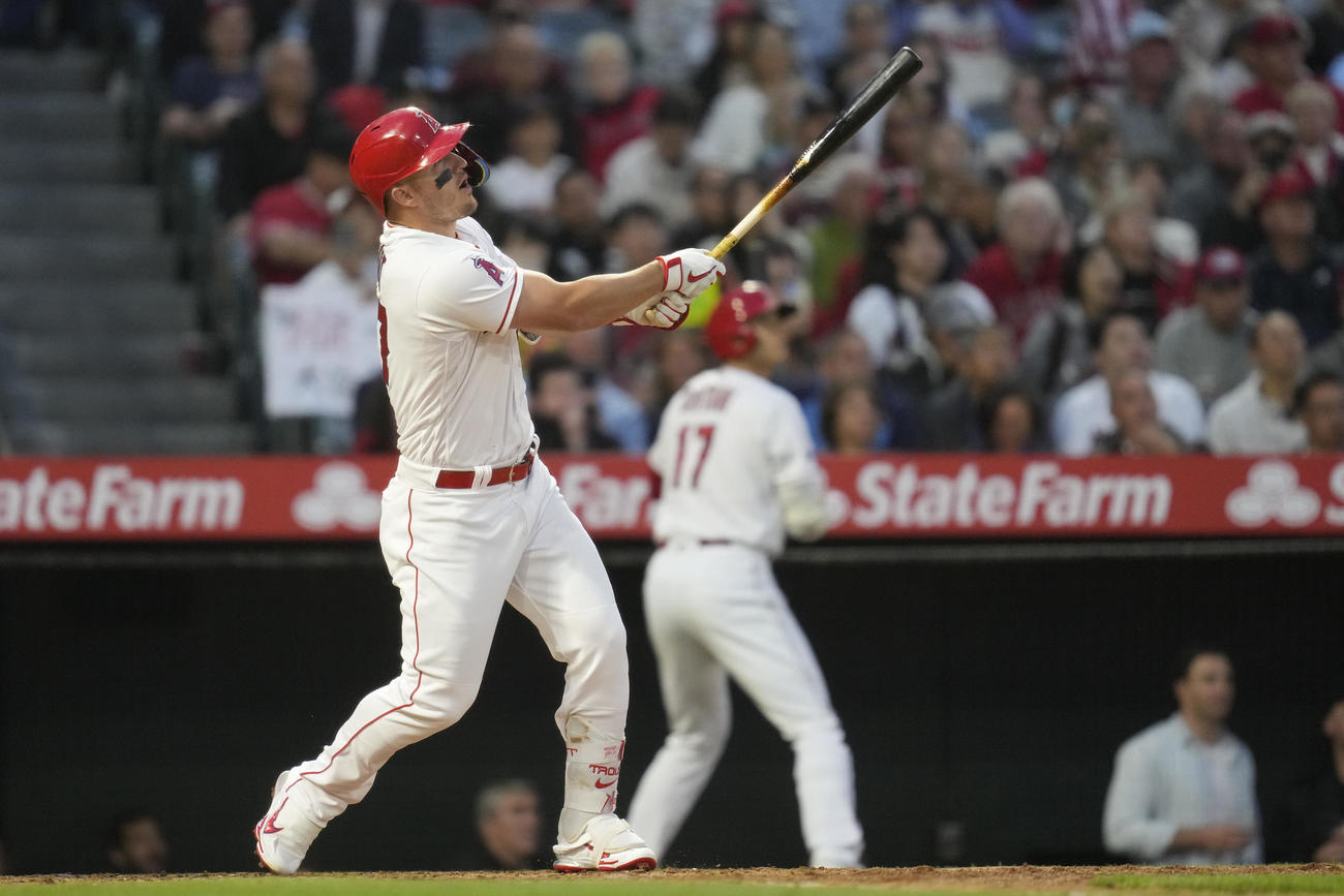 4回裏、12号２ラン本塁打を放つロサンゼルス・エンゼルスのマイク・トラウト選手 (AP)