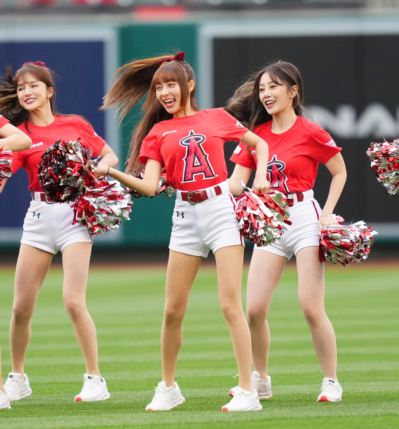 エンゼルス対レッドソックス　試合前、かわいらしいダンスで盛り上げる楽天ガールズのリン・シャン（右から2人目）（撮影・菅敏）