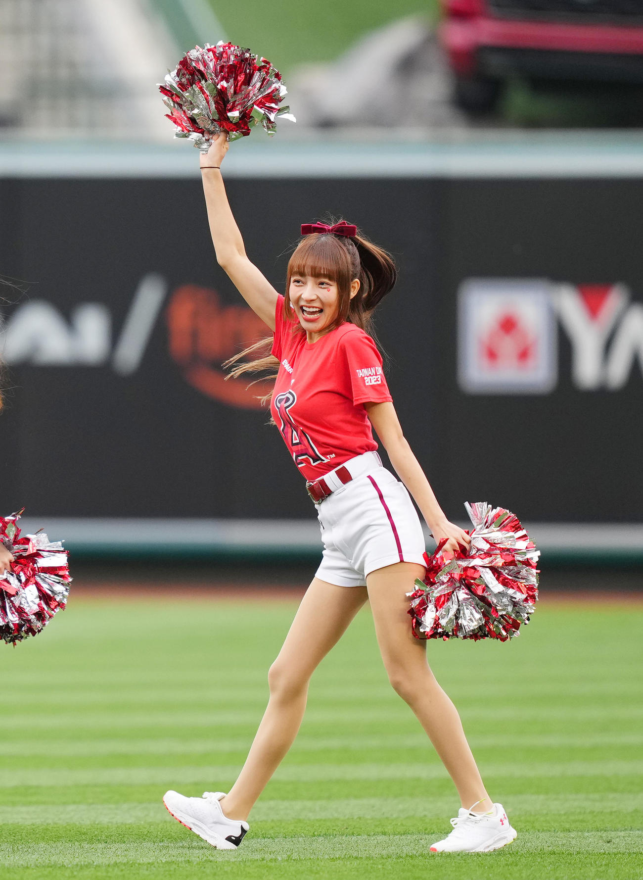 エンゼルス対レッドソックス　試合前、かわいらしいダンスで盛り上げる楽天ガールズのリン・シャン（撮影・菅敏）