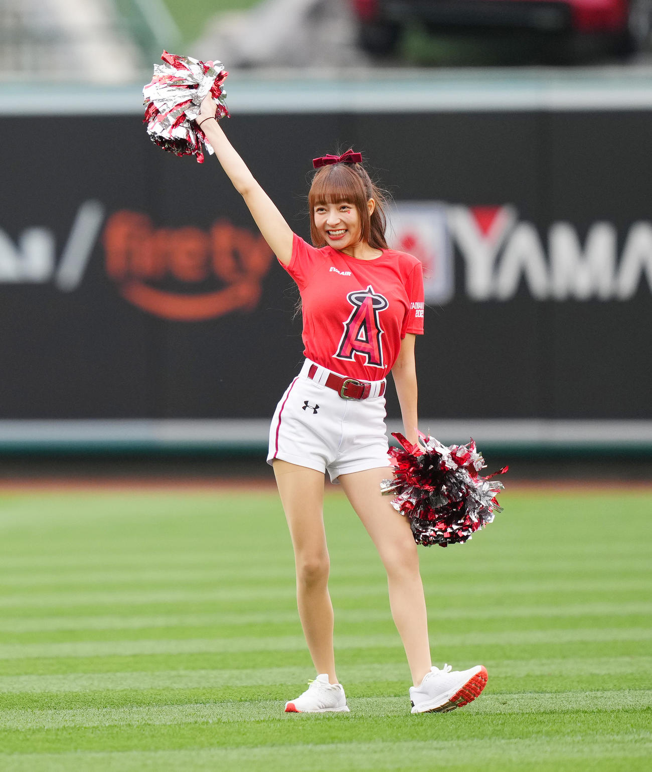 エンゼルス対レッドソックス　試合前、かわいらしいダンスで盛り上げる楽天ガールズのリン・シャン（撮影・菅敏）