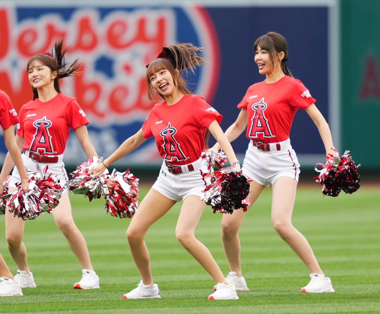 エンゼルス対レッドソックス　試合前、かわいらしいダンスで盛り上げる楽天ガールズのリン・シャン（中央）（撮影・菅敏）