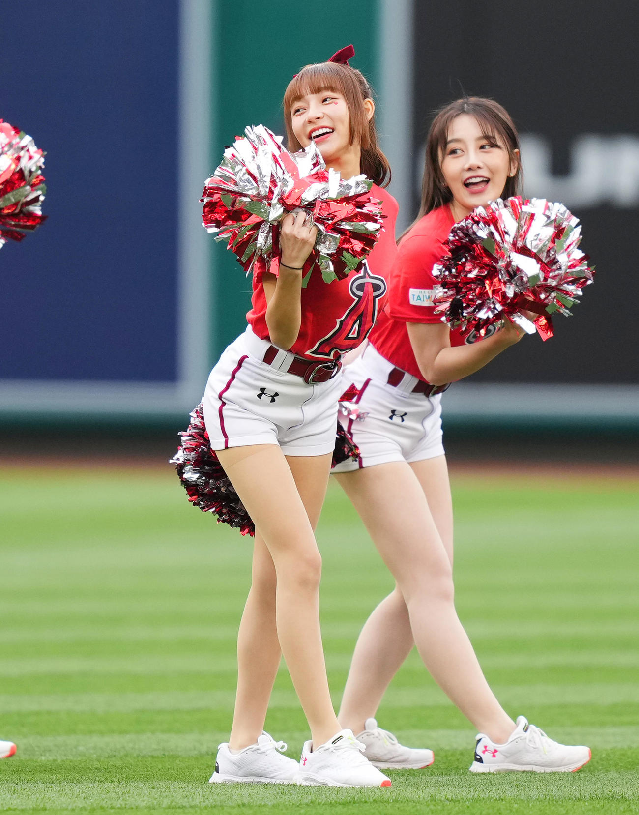 エンゼルス対レッドソックス　試合前、かわいらしいダンスで盛り上げる楽天ガールズのリン・シャン（左）（撮影・菅敏）