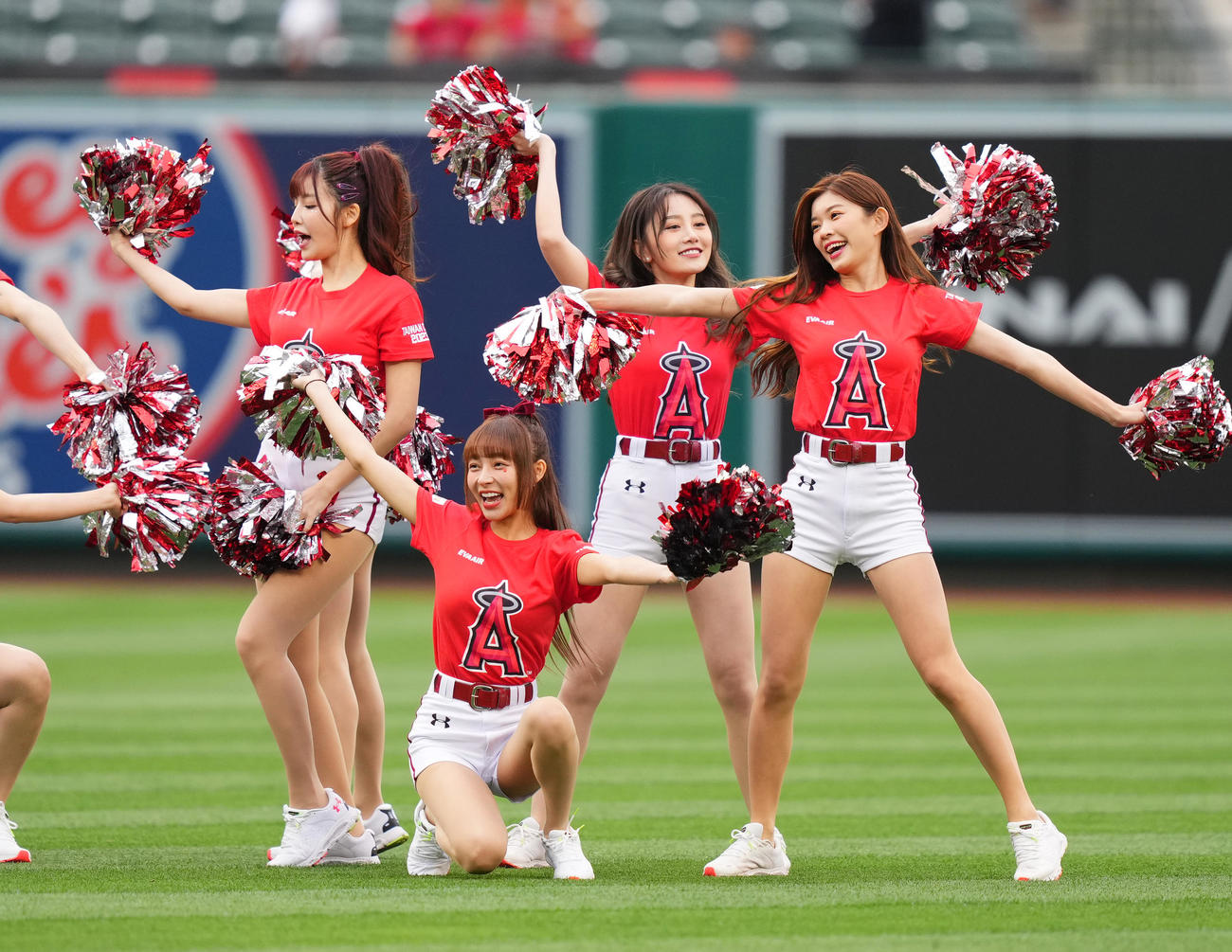 エンゼルス対レッドソックス　試合前、かわいらしいダンスで盛り上げる楽天ガールズのリン・シャン（下）（撮影・菅敏）