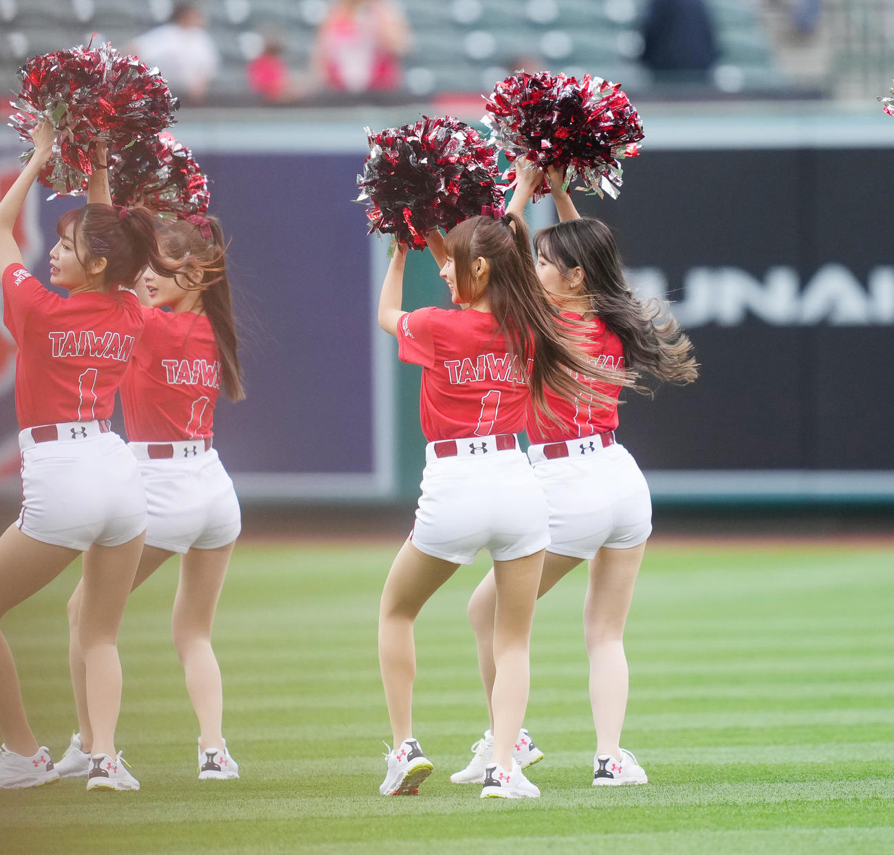 エンゼルス対レッドソックス　試合前、かわいらしいダンスで盛り上げる楽天ガールズのリン・シャン（右から2人目）（撮影・菅敏）