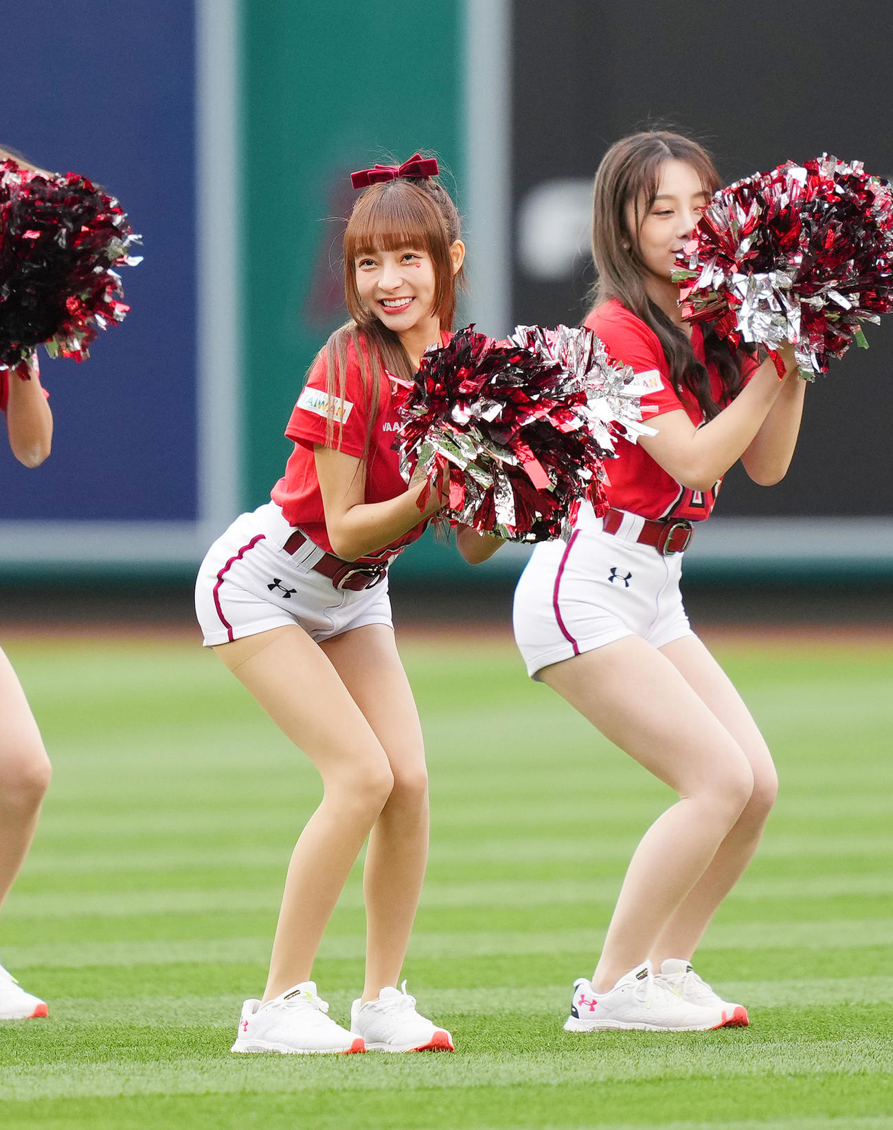 エンゼルス対レッドソックス　試合前、かわいらしいダンスで盛り上げる楽天ガールズのリン・シャン（左）（撮影・菅敏）