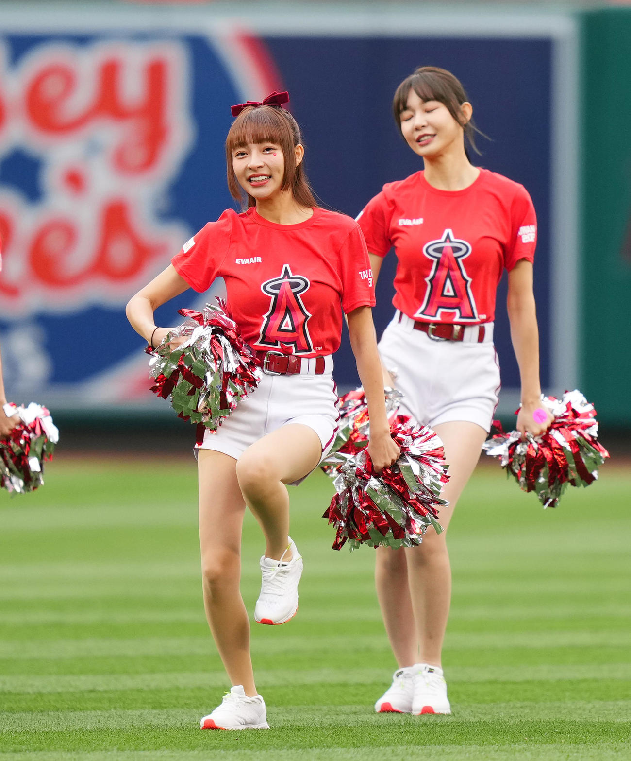 エンゼルス対レッドソックス　試合前、かわいらしいダンスで盛り上げる楽天ガールズのリン・シャン（左）（撮影・菅敏）