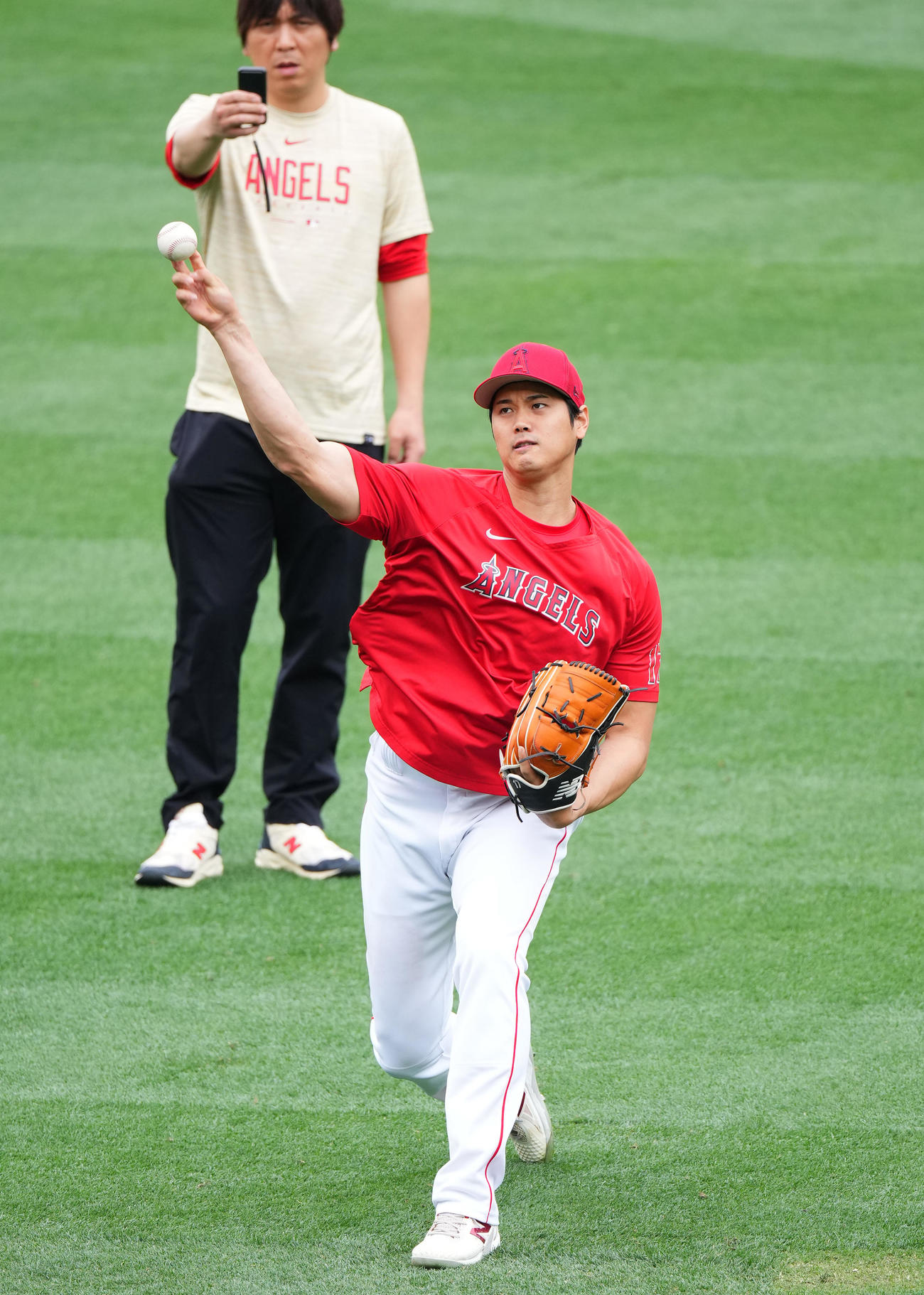 エンゼルス対マーリンズ　ブルペンの投球練習を前にキャッチボールをするエンゼルス大谷（撮影・菅敏）
