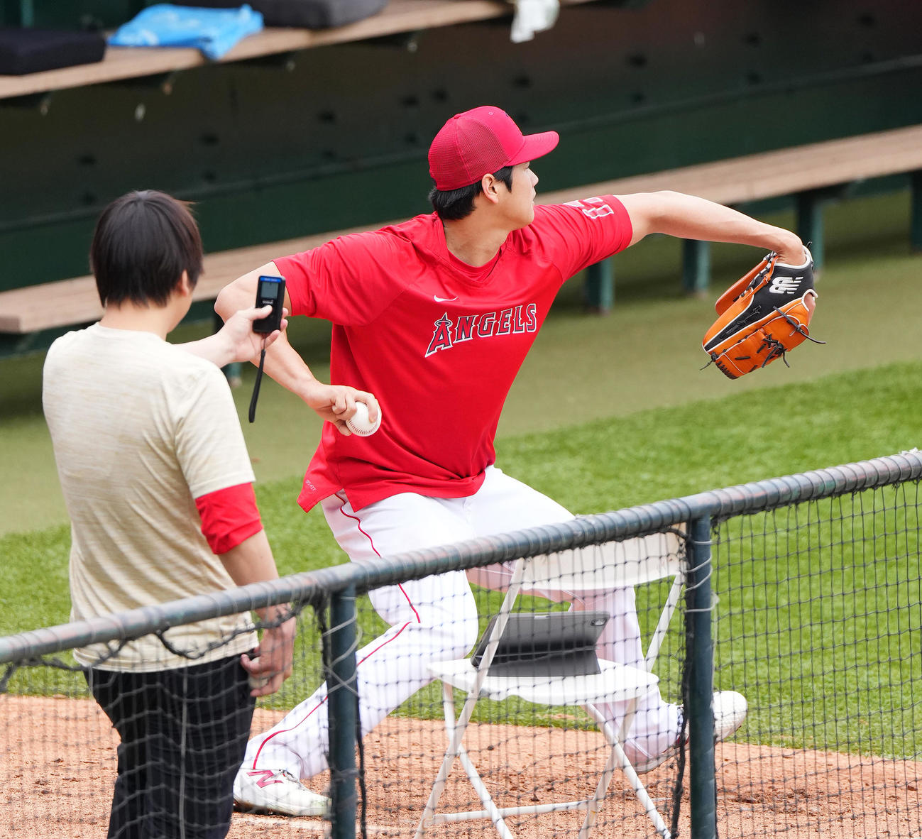 エンゼルス対マーリンズ　ブルペンで投球練習をするエンゼルス大谷（撮影・菅敏）