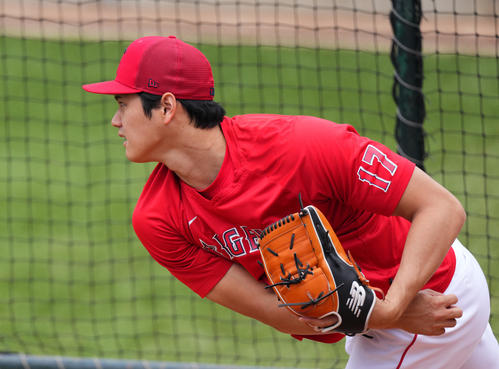 エンゼルス対マーリンズ　ブルペンで投球練習をするエンゼルス大谷（撮影・菅敏）