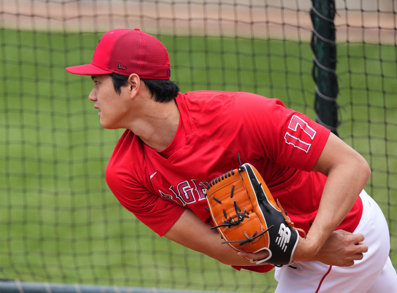 エンゼルス対マーリンズ　ブルペンで投球練習をするエンゼルス大谷（撮影・菅敏）
