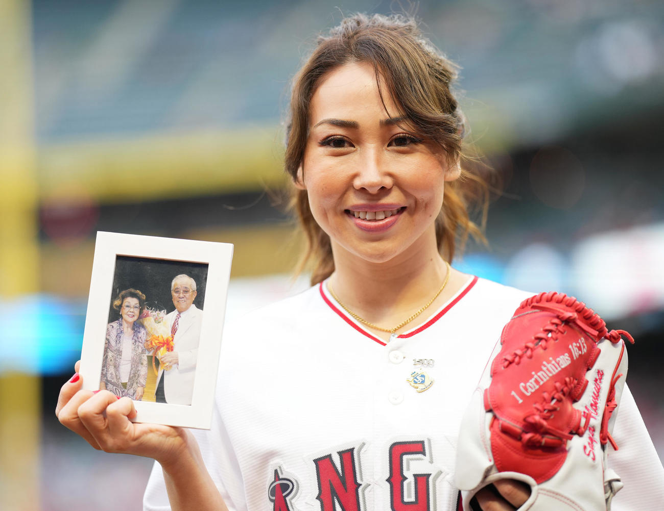 野村克也さんと沙知代さんの写真を前にエンゼルス対マーリンズ戦で始球式を務めた野村沙亜也さん（撮影・菅敏）